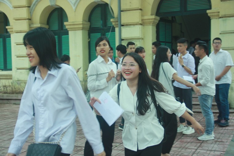 Rạng rỡ nụ cười sĩ tử buổi thi cuối ảnh 3