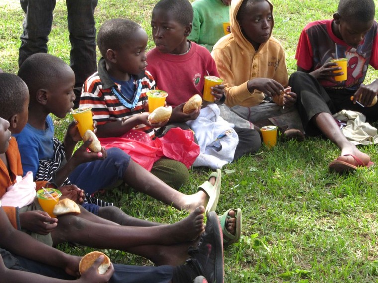 Những người da trắng đóng vai ‘chúa cứu thế’ ở châu Phi ảnh 2