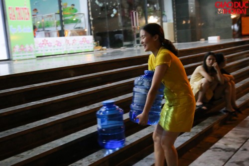 Người dân Hà Nội xếp hàng nhận nước sạch trong đêm ảnh 1