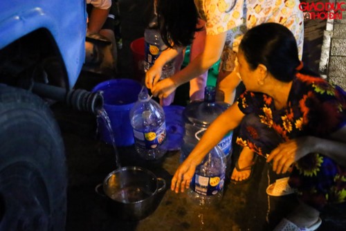 Người dân Hà Nội xếp hàng nhận nước sạch trong đêm ảnh 2