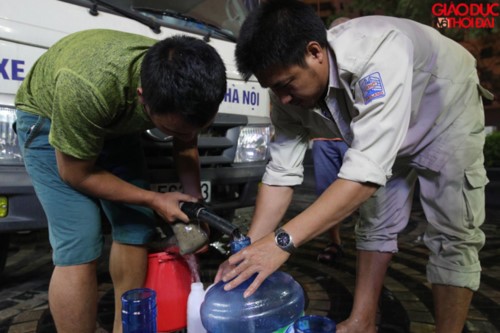 Người dân Hà Nội xếp hàng nhận nước sạch trong đêm ảnh 4