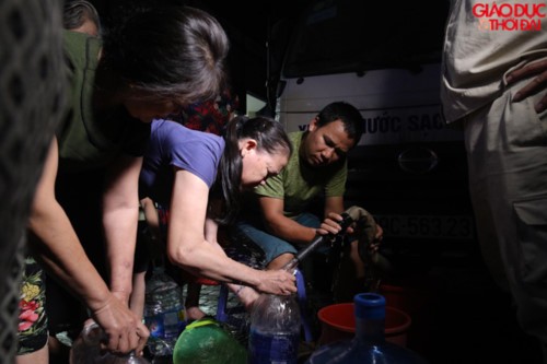 Người dân Hà Nội xếp hàng nhận nước sạch trong đêm ảnh 6