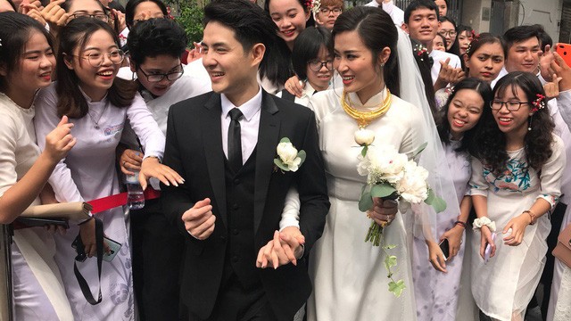 Ông Cao Thắng đến rước cô dâu Đông Nhi bằng xe sang ảnh 1