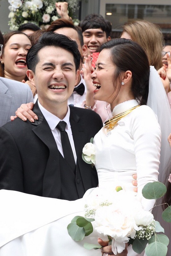 Ông Cao Thắng đến rước cô dâu Đông Nhi bằng xe sang ảnh 3