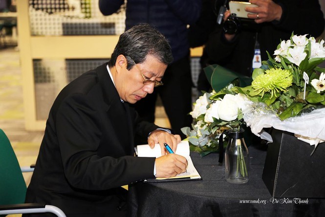 Đại sứ Việt Nam tại Anh đặt hoa tưởng niệm 39 người chết trên xe tải ảnh 3