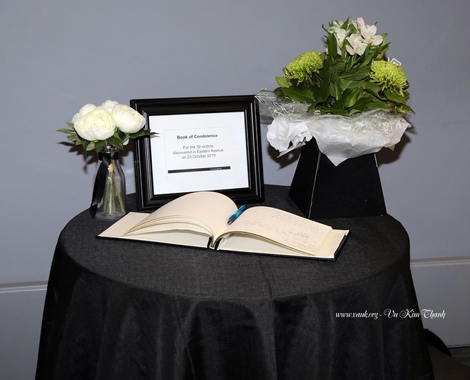 Đại sứ Việt Nam tại Anh đặt hoa tưởng niệm 39 người chết trên xe tải ảnh 1