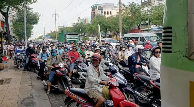 Xe buýt tông hơn 10 xe máy dừng chờ đèn đỏ ở Sài Gòn ảnh 1