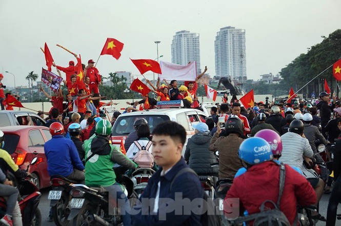 Các ngả đường về Mỹ Đình 'tê liệt' trước trận Việt Nam vs Thái Lan ảnh 2