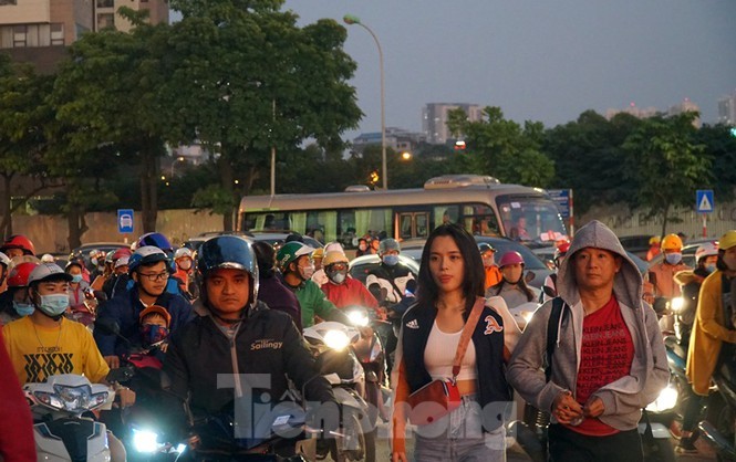 Các ngả đường về Mỹ Đình 'tê liệt' trước trận Việt Nam vs Thái Lan ảnh 5