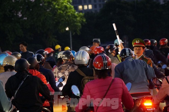 Các ngả đường về Mỹ Đình 'tê liệt' trước trận Việt Nam vs Thái Lan ảnh 6