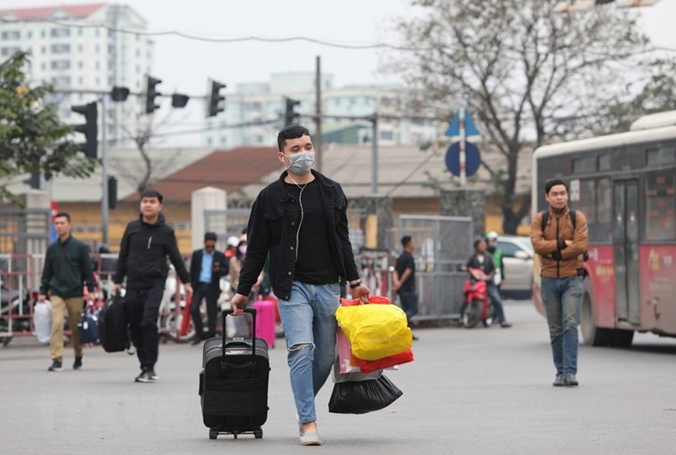 Hàng ngàn người dân bắt đầu rời Hà Nội về quê ăn tết ảnh 11