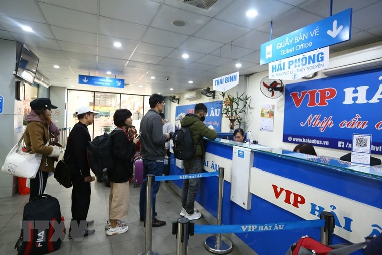 Hàng ngàn người dân bắt đầu rời Hà Nội về quê ăn tết ảnh 12