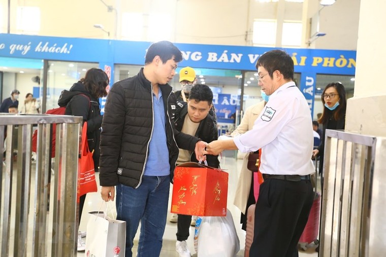 Hàng ngàn người dân bắt đầu rời Hà Nội về quê ăn tết ảnh 13