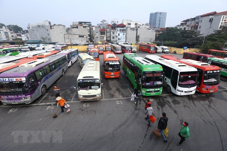 Hàng ngàn người dân bắt đầu rời Hà Nội về quê ăn tết ảnh 15