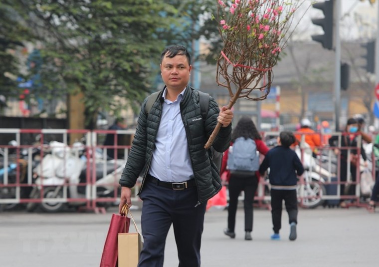 Hàng ngàn người dân bắt đầu rời Hà Nội về quê ăn tết ảnh 2