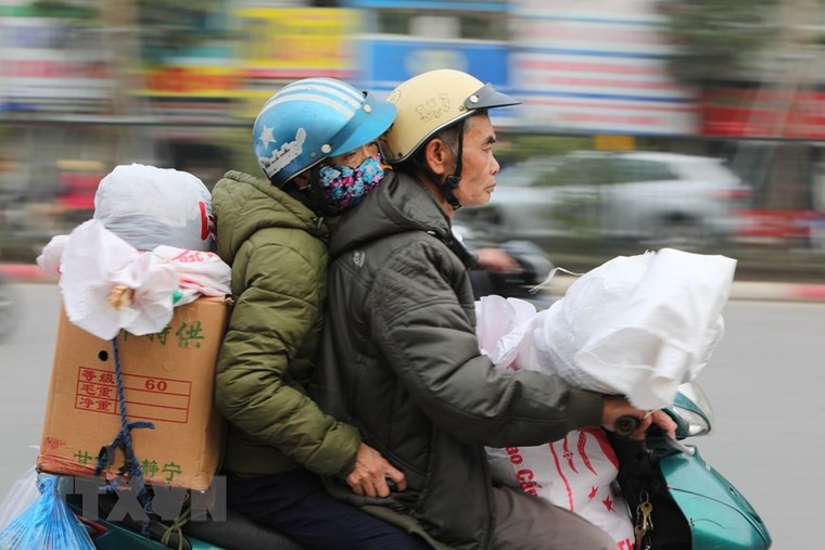 Hàng ngàn người dân bắt đầu rời Hà Nội về quê ăn tết ảnh 3