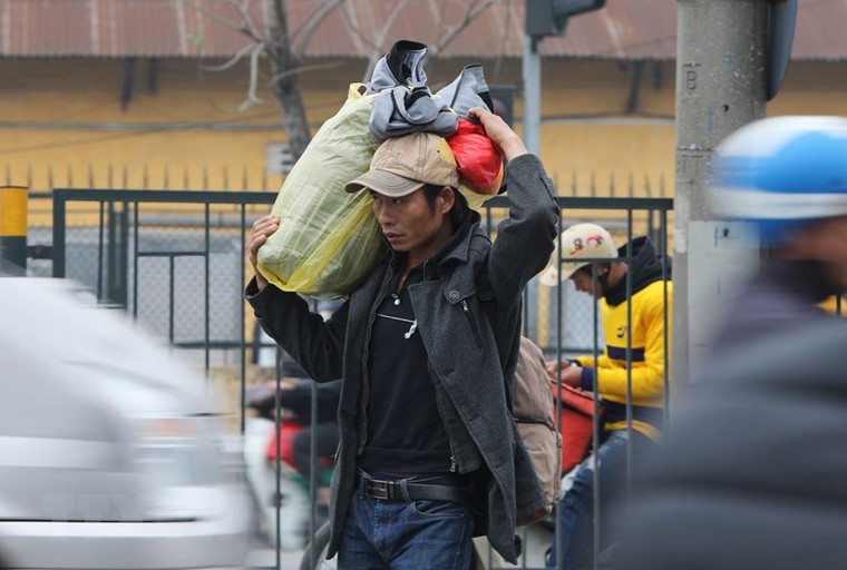 Hàng ngàn người dân bắt đầu rời Hà Nội về quê ăn tết ảnh 7