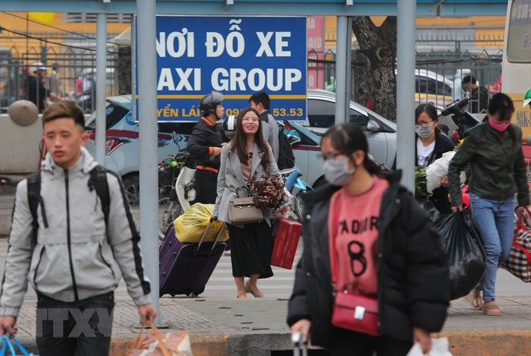 Hàng ngàn người dân bắt đầu rời Hà Nội về quê ăn tết ảnh 8