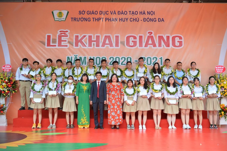 Khai giảng nhanh gọn giữa mùa COVID-19 ở ngôi trường THPT chất lượng cao tại Hà Nội ảnh 15