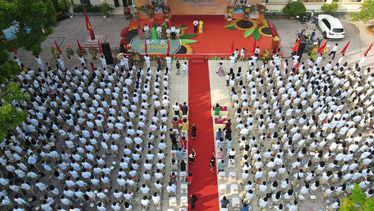 Khai giảng nhanh gọn giữa mùa COVID-19 ở ngôi trường THPT chất lượng cao tại Hà Nội ảnh 2