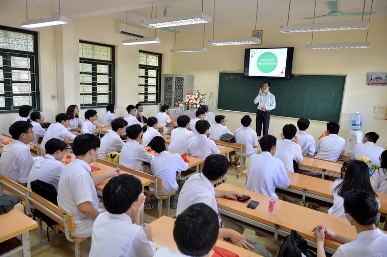 Khai giảng nhanh gọn giữa mùa COVID-19 ở ngôi trường THPT chất lượng cao tại Hà Nội ảnh 17