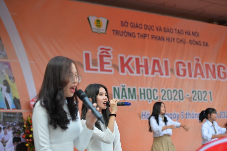 Khai giảng nhanh gọn giữa mùa COVID-19 ở ngôi trường THPT chất lượng cao tại Hà Nội ảnh 11