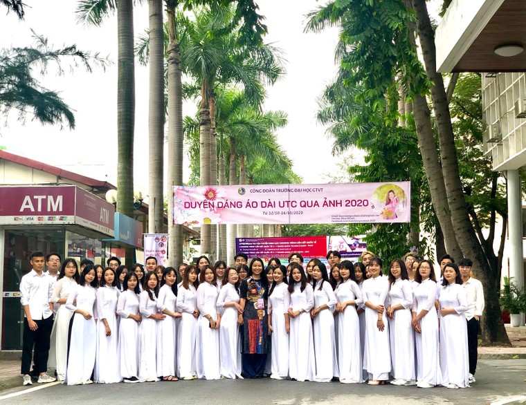 Áo dài duyên dáng bước vào trường Đại học Giao thông vận tải ảnh 1