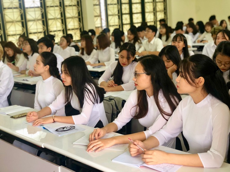 Áo dài duyên dáng bước vào trường Đại học Giao thông vận tải ảnh 2
