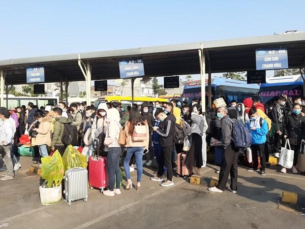 Người dân ùn ùn đổ về bến xe dịp nghỉ Tết Dương lịch 2021 ảnh 2
