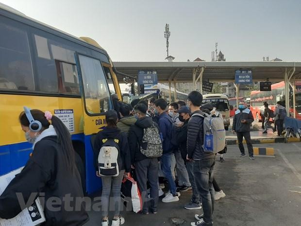 Người dân ùn ùn đổ về bến xe dịp nghỉ Tết Dương lịch 2021 ảnh 3
