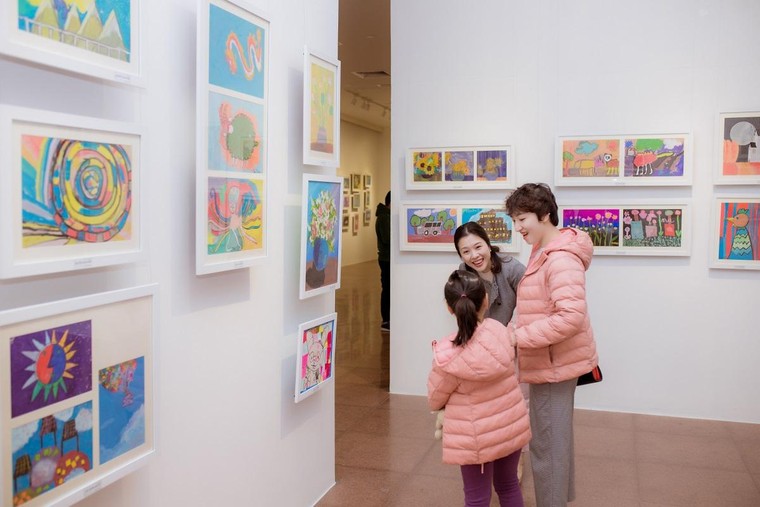 Thưởng sắc "Hoa Xuân" qua 500 bức tranh của các họa sĩ nhí ảnh 3