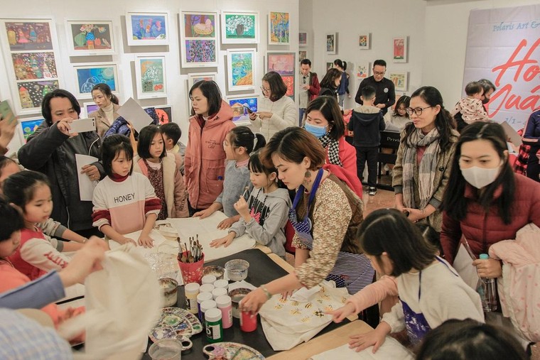 Thưởng sắc "Hoa Xuân" qua 500 bức tranh của các họa sĩ nhí ảnh 4