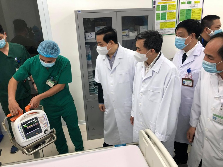 Toàn cảnh: Những mũi đầu tiên trong chiến dịch tiêm chủng lớn nhất lịch sử ảnh 1