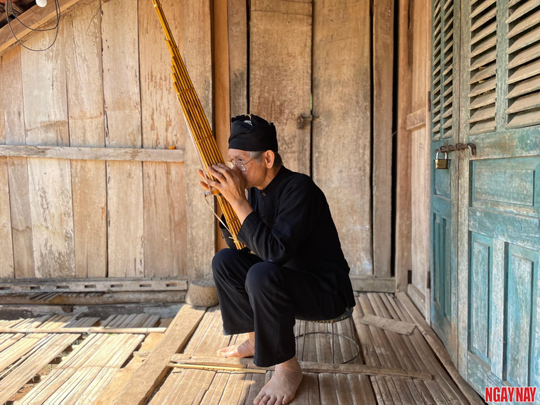 Nhật ký 99 ngày xuyên Việt: Ước mong ‘vực dậy’ văn hóa Thái của lão nông bản Ngùa ảnh 1