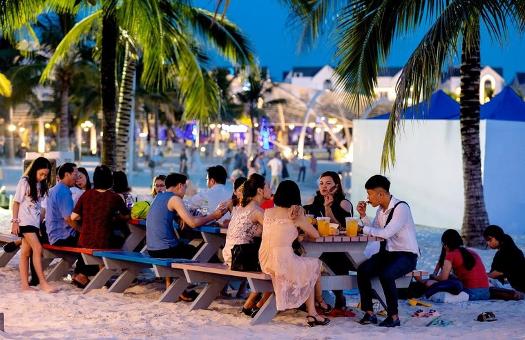 Nhịp sống sôi động tại 'đại đô thị biển' Vinhomes phía Đông Hà Nội ảnh 1