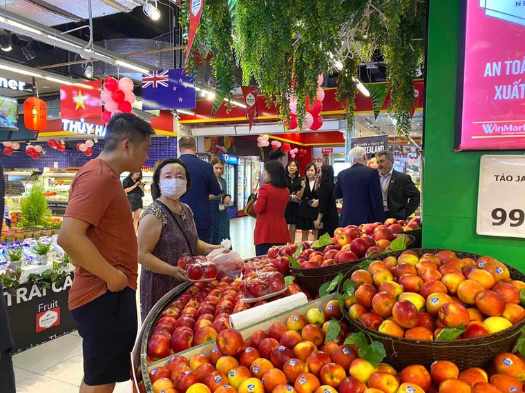 Tổng Lãnh sự quán New Zealand khảo sát thị trường sản phẩm nhập khẩu Việt Nam tại siêu thị WinMart ảnh 3
