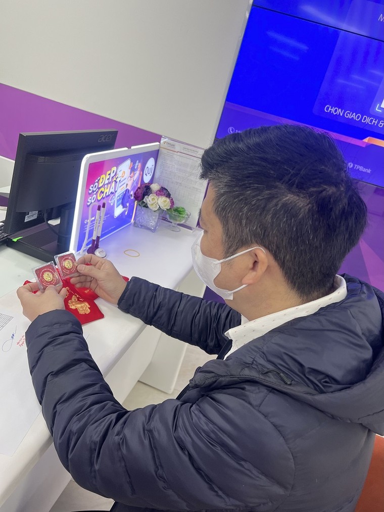 Không khí rộn ràng mua vàng ngày Thần Tài tại các điểm giao dịch TPBank ảnh 9