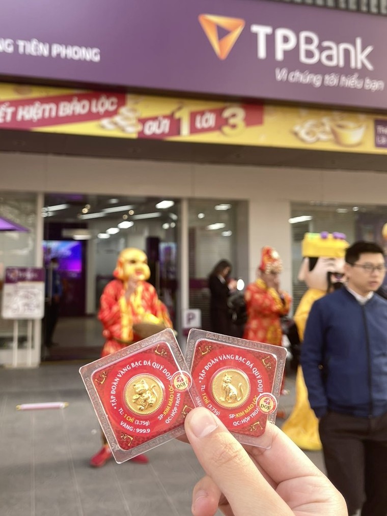 Không khí rộn ràng mua vàng ngày Thần Tài tại các điểm giao dịch TPBank ảnh 1