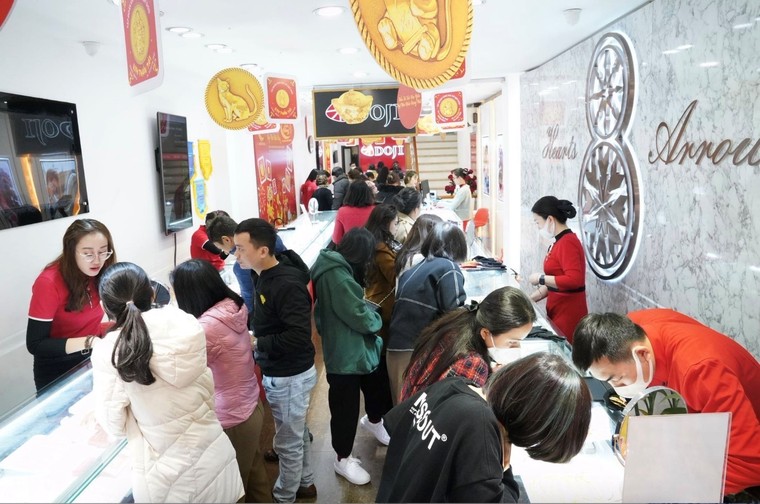 Người dân tấp nập đi mua vàng dịp Thần Tài 2023 tại hệ thống DOJI ảnh 1