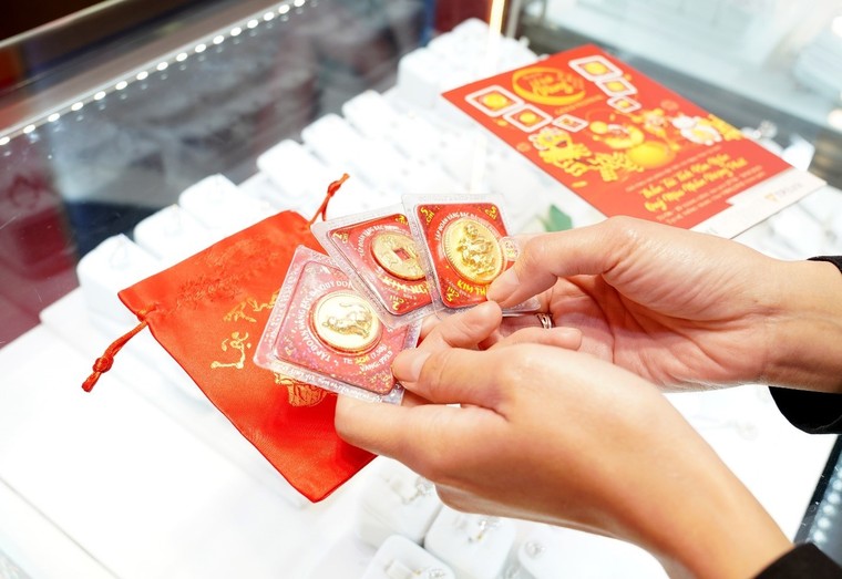 Người dân tấp nập đi mua vàng dịp Thần Tài 2023 tại hệ thống DOJI ảnh 4