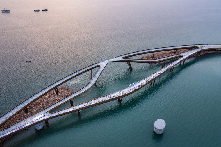 Cầu Hôn đẹp mê hoặc khi hóa sàn runway trong Fashion Voyage 5 ảnh 1