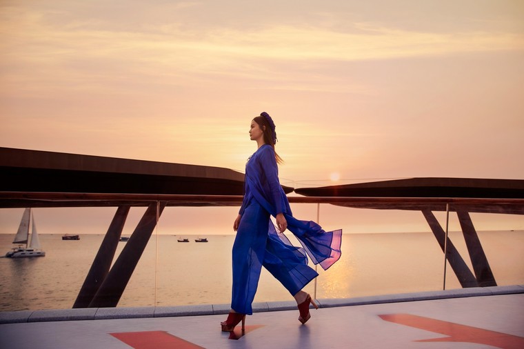 Cầu Hôn đẹp mê hoặc khi hóa sàn runway trong Fashion Voyage 5 ảnh 3