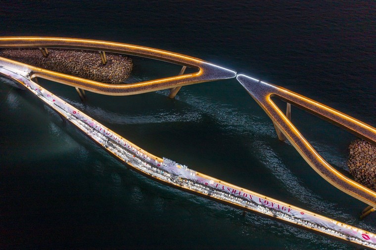 Cầu Hôn đẹp mê hoặc khi hóa sàn runway trong Fashion Voyage 5 ảnh 6