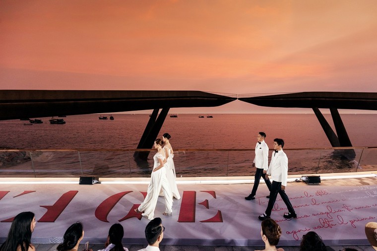 Cầu Hôn đẹp mê hoặc khi hóa sàn runway trong Fashion Voyage 5 ảnh 7