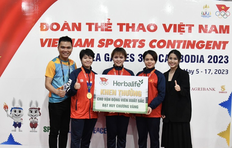 Herbalife Việt Nam thưởng nóng cho các vận động viên đạt Huy chương Vàng đầu tiên tại SEA Games 32 ảnh 2