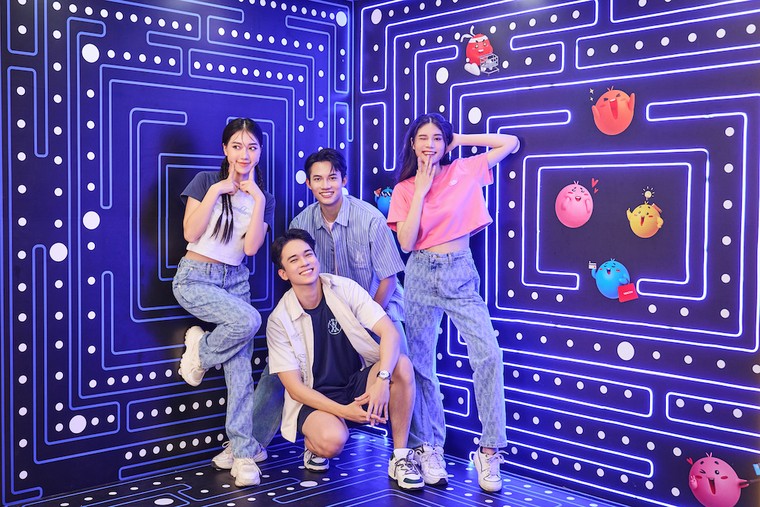 Độc lạ hè 2023: Emoji khổng lồ “đại náo" các trung tâm thương mại ảnh 1