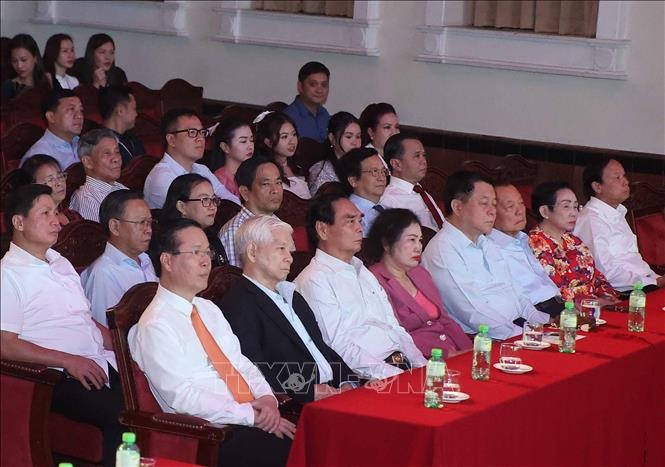 Chủ tịch nước dự Chương trình nghệ thuật đặc biệt tưởng nhớ Tổng Bí thư Lê Duẩn ảnh 1