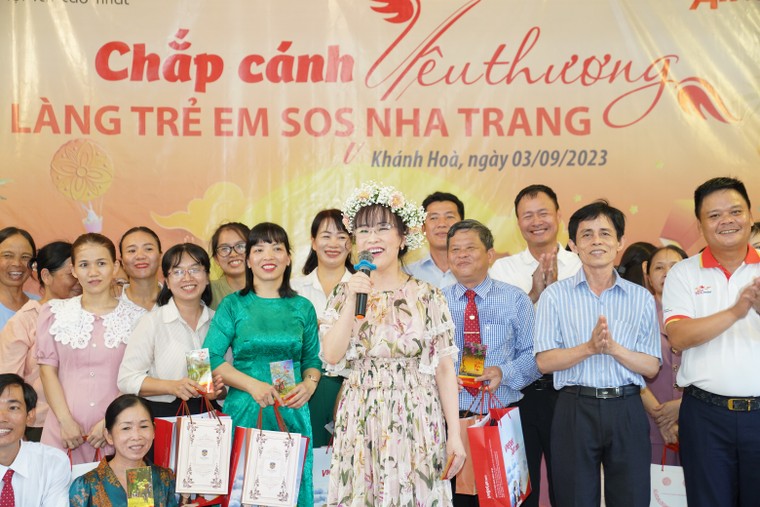 Nữ tỷ phú Nguyễn Thị Phương Thảo bất ngờ thăm các em nhỏ tại Làng SOS ảnh 2
