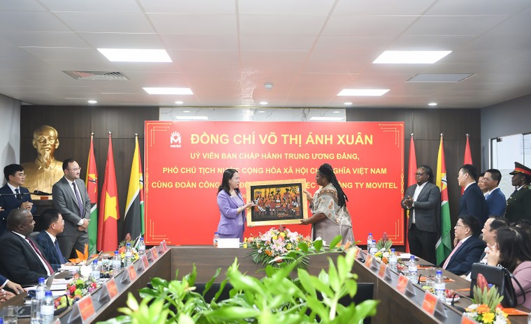 Phó Chủ tịch nước Võ Thị Ánh Xuân đến thăm và làm việc tại Viettel Mozambique ảnh 2