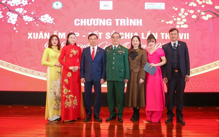 Mang mùa Xuân đến người dân nghèo giáp biên giới ảnh 2